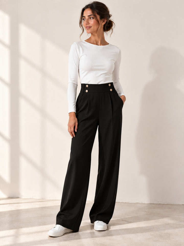 Hilde zwarte geplooide wide-leg broek met brede tailleband en vier gouden knopen