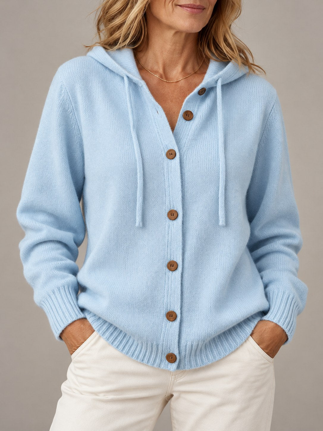 Daphne lichtblauwe gebreide cardigan met capuchon, gedragen door model