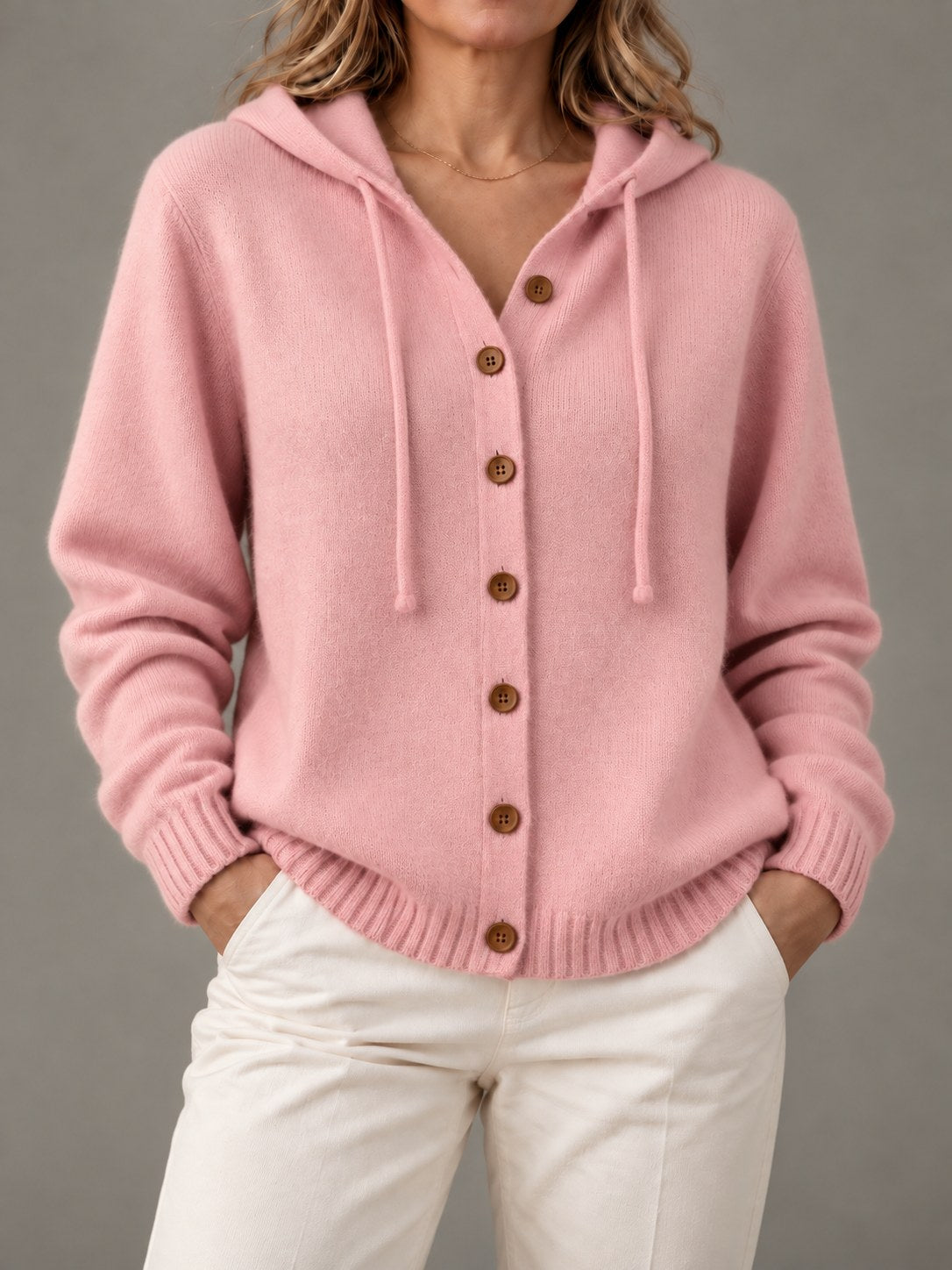 Evi roze gebreide cardigan met capuchon en houten knopen, gedragen door model