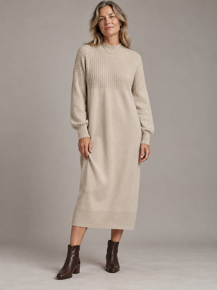 Femke beige gebreide midi truijurk met kabelpas, gedragen door model