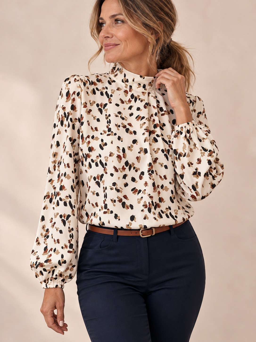 Fleur crème blouse met hoge hals, ballonmouwen en vlekkenprint, gedragen door model