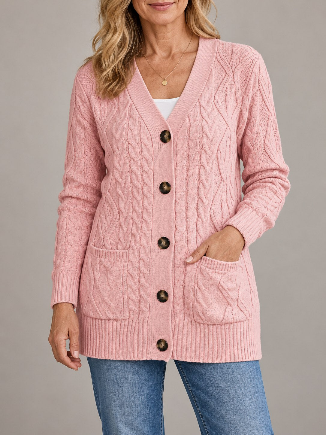 Iris roze halflang kabelvest met knopen en zakken, gedragen door model