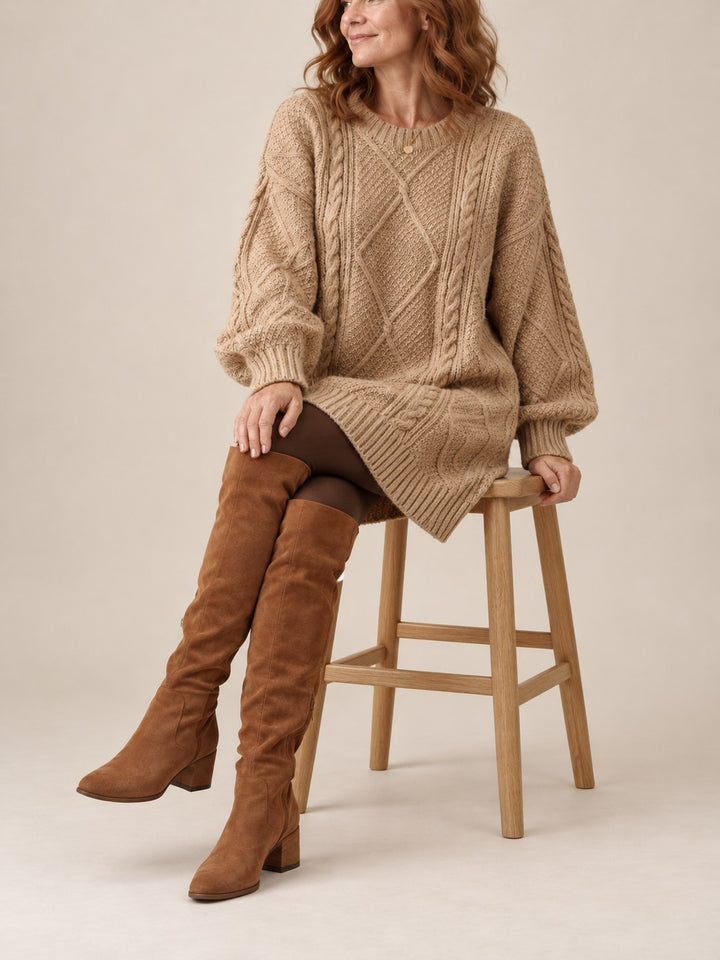 Judith camel ruime gebreide jurk met kabelpatroon, gedragen door model