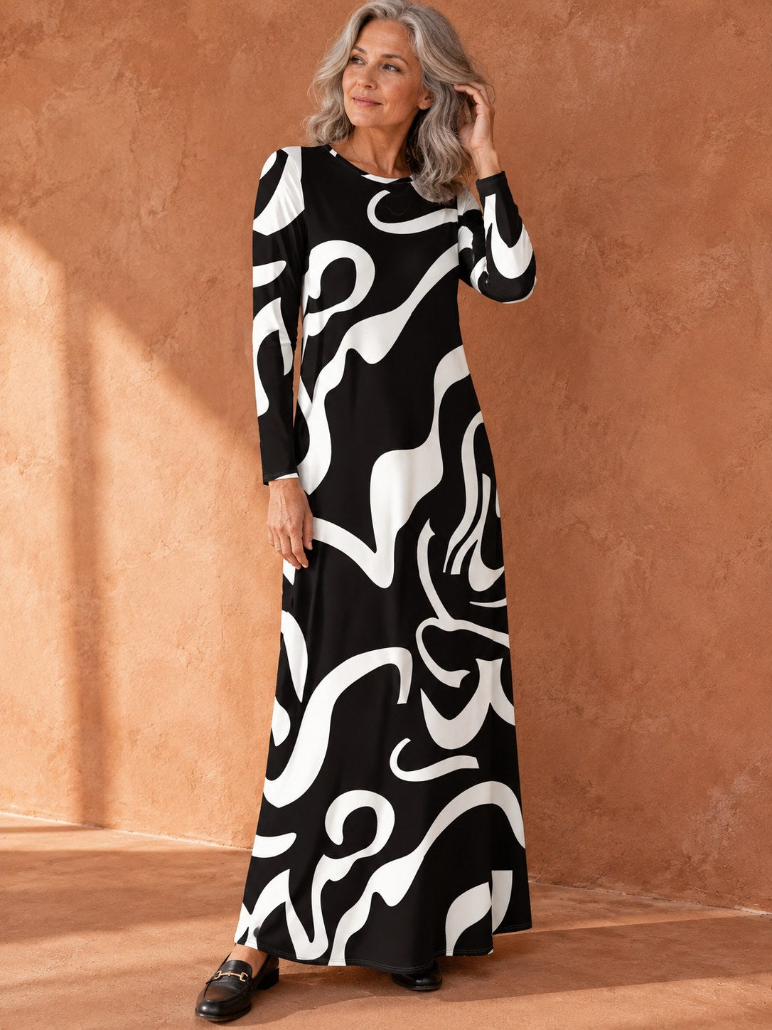 Kaat maxi jurk met abstracte zwart-witte print, gedragen door model