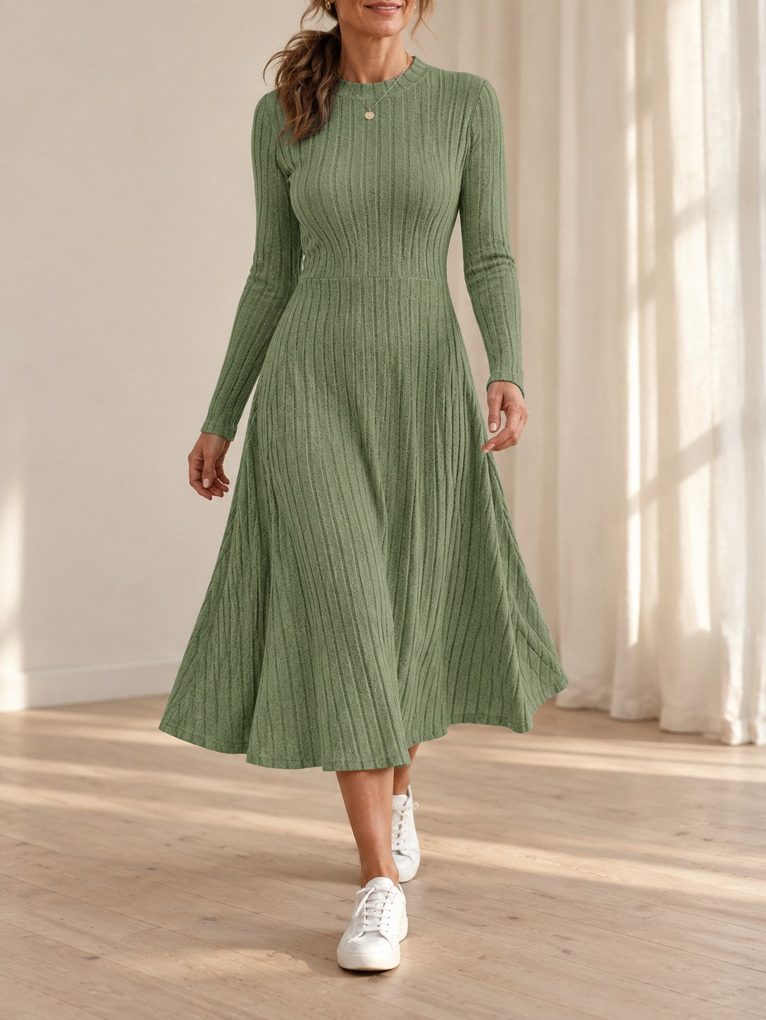 Karlijn saliegroene geribde midi jurk met wijde rok, gedragen door model