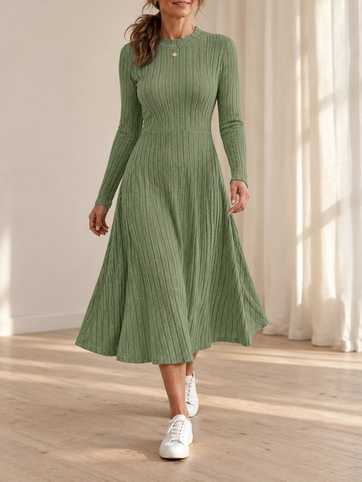 Karlijn saliegroene geribde midi jurk met wijde rok, gedragen door model