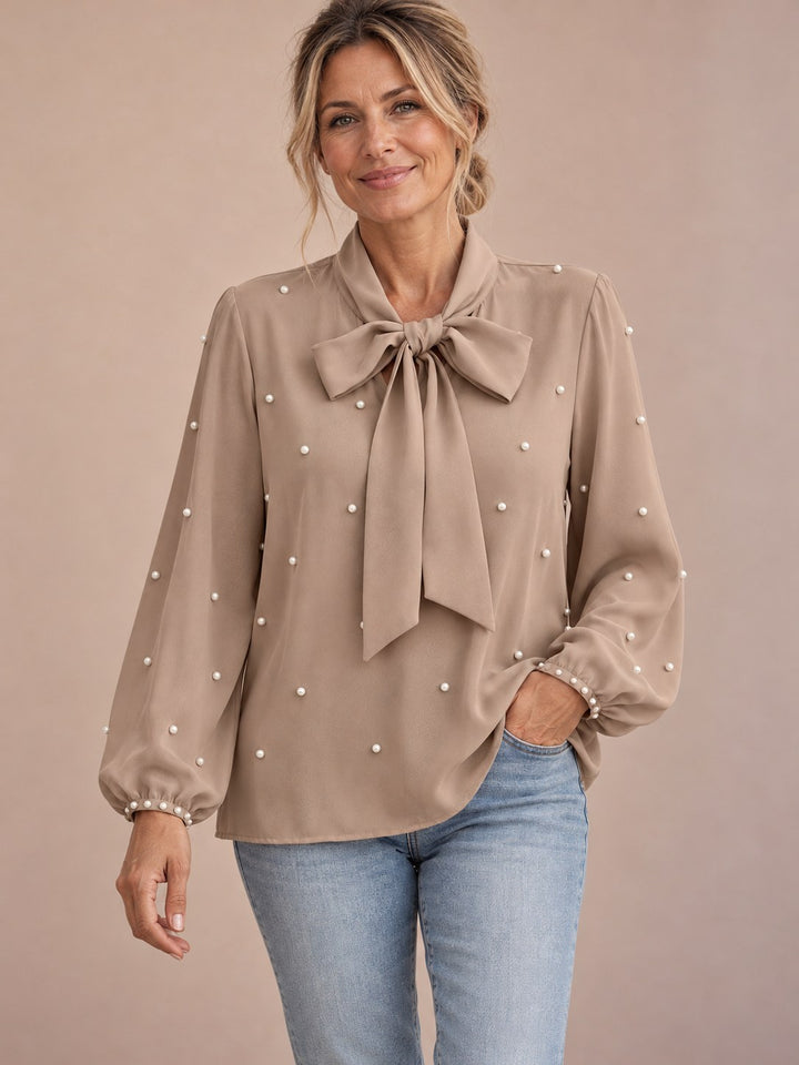 Kiki mokka blouse met strik en parels, gedragen door model