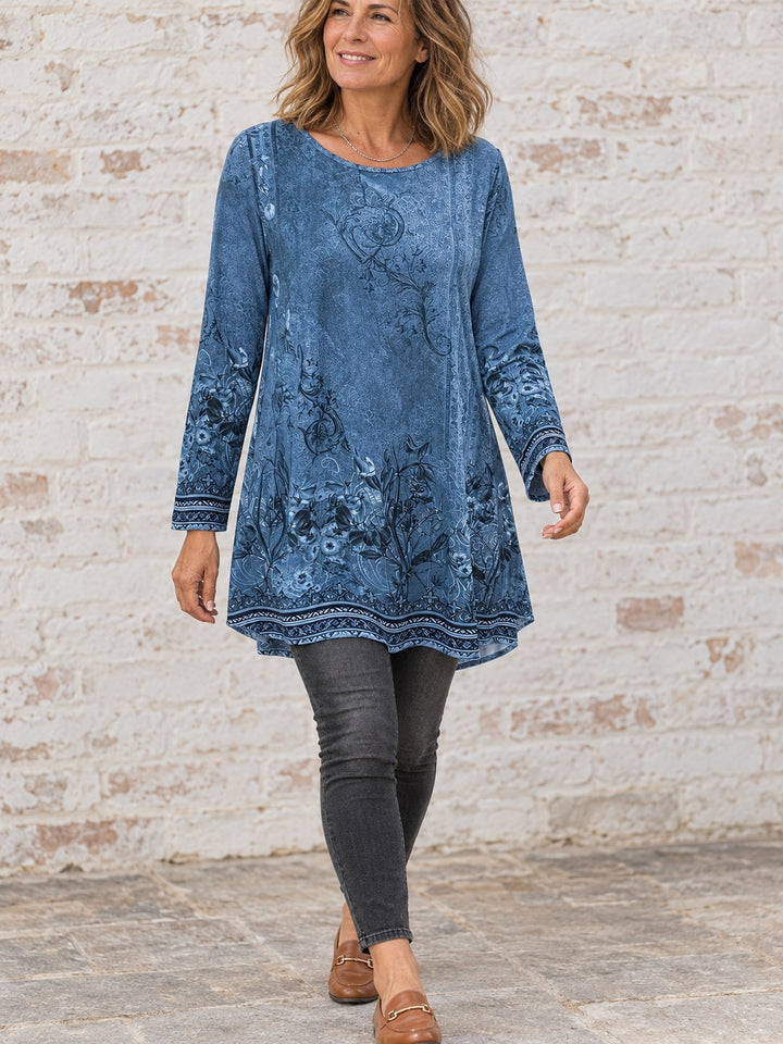 Kim lange blauwe tuniek met paisley- en bloemenrand, gedragen door model