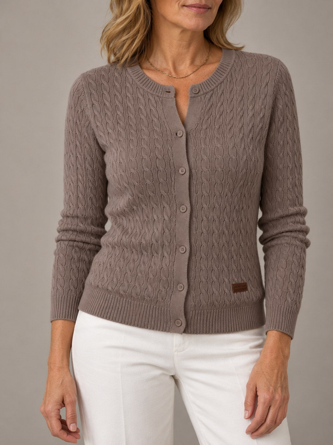 Lieke taupe kabelvest met ronde hals, gedragen door model