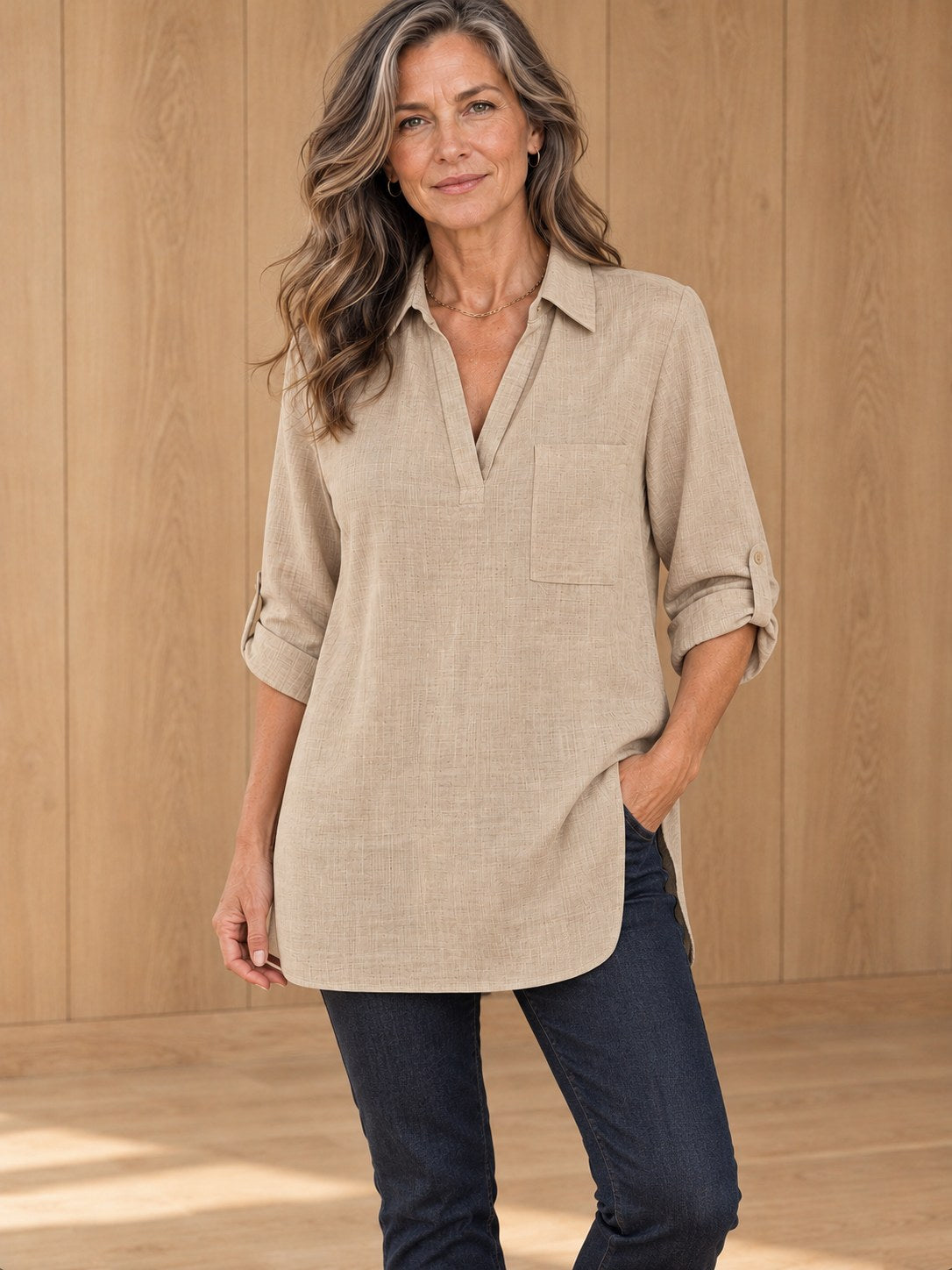 Loes beige linnenlook tuniek met kraag, borstzak en oprolbare mouwen, gedragen door model