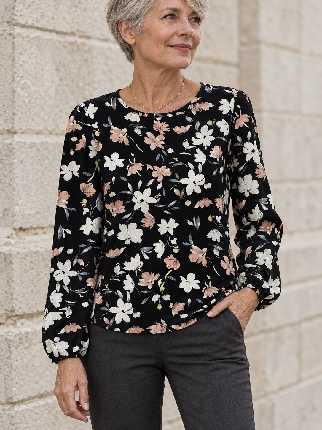 Pien zwarte blouse met witte en roze bloemenprint, gedragen door model