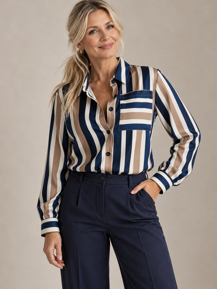 Saar gestreepte blouse in marine, wit en camel met borstzak, gedragen door model