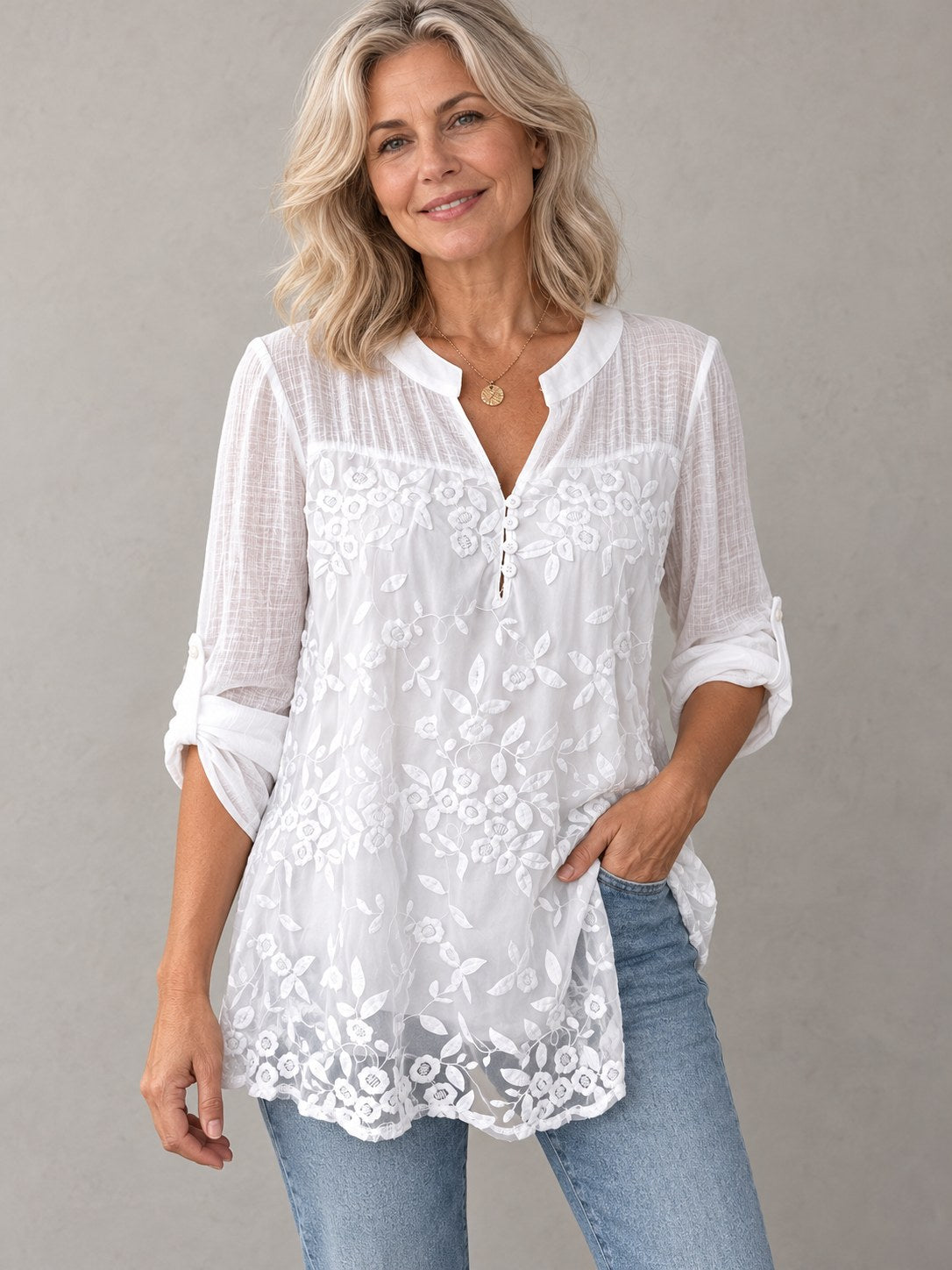 Vera witte blouse met geborduurde kant en oprolbare mouwen, gedragen door model